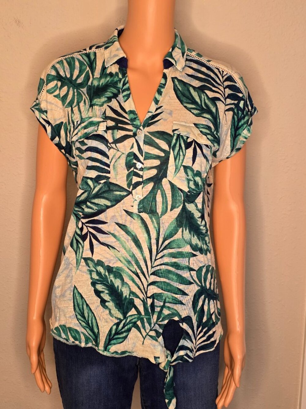 Tommy Bahama V Neck, Short Sleeve Blouse, Size S/P